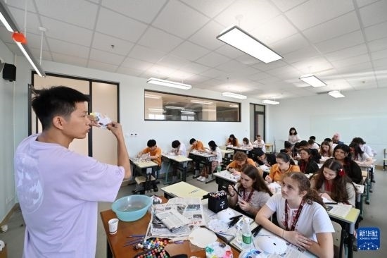 7月3日，外國(guó)學(xué)生在學(xué)習(xí)繪制京劇臉譜。新華社記者 李然 攝