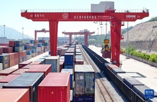 6月30日，在中哈連云港物流合作基地，大型機械在吊裝集裝箱（無人機照片）。新華社發(fā)（王健民 攝）