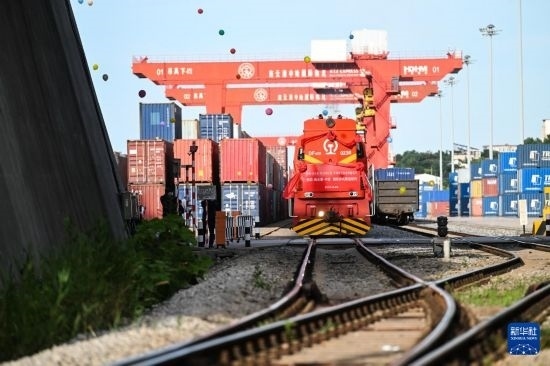 6月26日，“韓國-連云港-中亞”國際多式聯(lián)運班列從中哈連云港物流合作基地出發(fā)，駛往哈薩克斯坦、烏茲別克斯坦。班列運載的55個大柜此前于6月13日從韓國境內(nèi)發(fā)出，經(jīng)釜山港海運抵達連云港后轉由鐵路運輸。新華社記者 季春鵬 攝