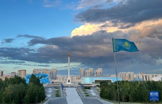 這是7月2日拍攝的哈薩克斯坦首都阿斯塔納獨(dú)立廣場(chǎng)。新華社記者 岳月偉 攝
