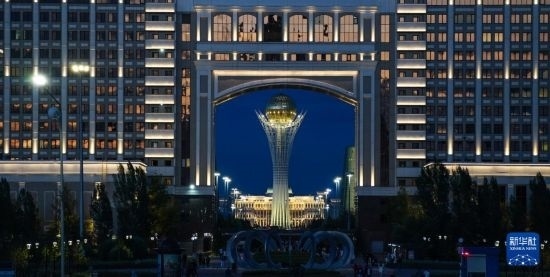 這是7月1日在哈薩克斯坦首都阿斯塔納透過一座建筑拍攝的巴伊杰列克觀景塔。新華社記者 王建華 攝