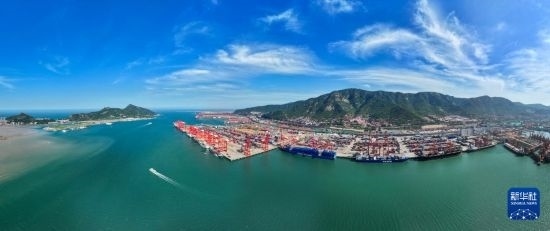 6月26日，貨輪停靠在連云港港集裝箱碼頭（無人機照片）。新華社記者 季春鵬 攝