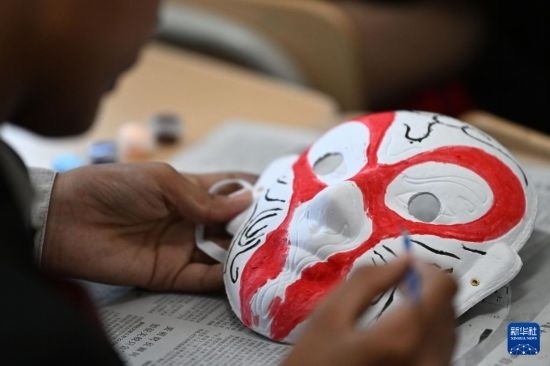 7月3日，外國(guó)學(xué)生在繪制京劇臉譜。新華社記者 李然 攝