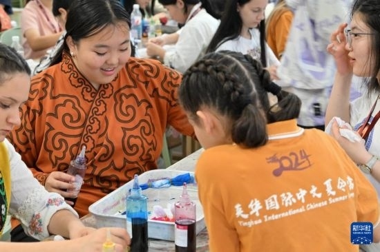 7月3日，外國(guó)學(xué)生在了解中國(guó)的染布技術(shù)。新華社記者 李然 攝