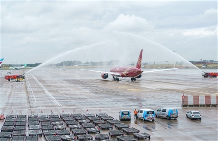 圖為布魯塞爾-上海返程航班出發(fā)前，布魯塞爾機場方面為返程航班舉行水門儀式。吉祥航空供圖