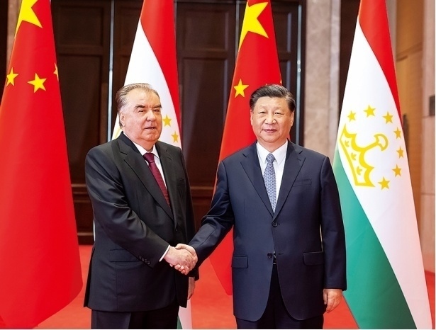 2023年5月，國(guó)家主席習(xí)近平在西安同來(lái)華出席中國(guó)—中亞峰會(huì)并進(jìn)行國(guó)事訪問(wèn)的塔吉克斯坦總統(tǒng)拉赫蒙會(huì)談。新華社記者 丁海濤 攝