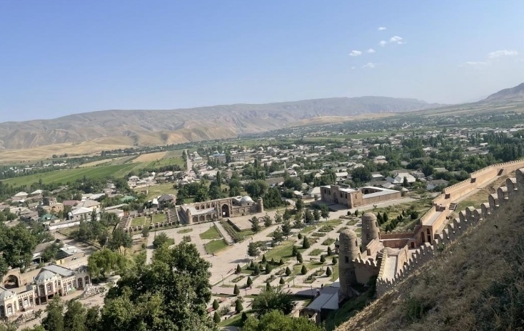 位于塔吉克斯坦杜尚別西北的吉薩爾古城，有著3000多年歷史。有研究認(rèn)為，張騫出使大宛回程途中曾經(jīng)過此地。圖為從吉薩爾古城城墻俯瞰城門與市鎮(zhèn)。本報記者 曲頌 攝