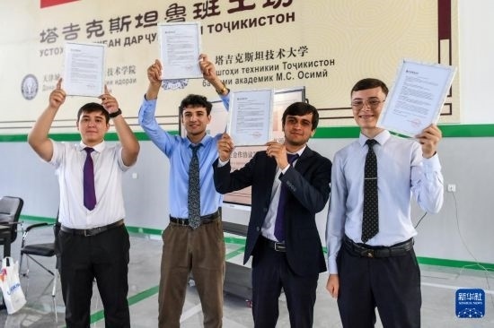 7月3日，在塔吉克斯坦首都杜尚別，魯班工坊赴華留學(xué)生展示錄取通知書。新華社記者 曹陽 攝