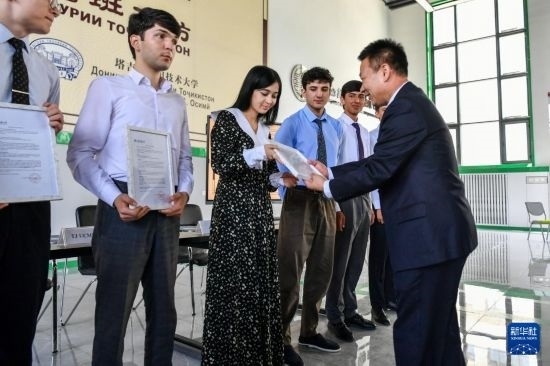 7月3日，在塔吉克斯坦首都杜尚別，天津城市建設(shè)管理職業(yè)技術(shù)學(xué)院的負(fù)責(zé)人為魯班工坊赴華留學(xué)生頒發(fā)錄取通知書。新華社記者 曹陽 攝