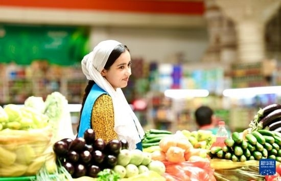 這是7月3日在塔吉克斯坦首都杜尚別大巴扎內拍攝的營業(yè)者。新華社記者 姚大偉 攝