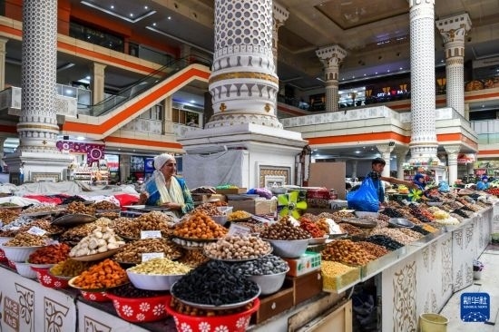 這是6月27日在塔吉克斯坦首都杜尚別拍攝的大巴扎內景。新華社記者 曹陽 攝