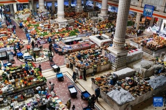 這是6月27日在塔吉克斯坦首都杜尚別拍攝的大巴扎內景。新華社記者 曹陽 攝