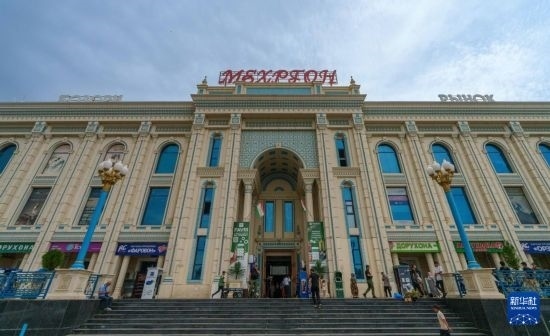 這是7月1日在塔吉克斯坦首都杜尚別拍攝的大巴扎外景。新華社記者 周荻瀟 攝