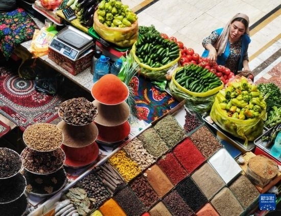 這是7月3日在塔吉克斯坦首都杜尚別拍攝的大巴扎內景。新華社記者 燕雁 攝