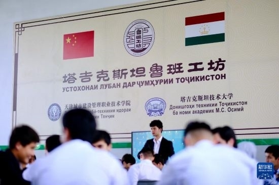 6月14日，學(xué)生們?cè)谒怂固故锥级派袆e的魯班工坊內(nèi)學(xué)習(xí)。新華社記者 鄭開君 攝