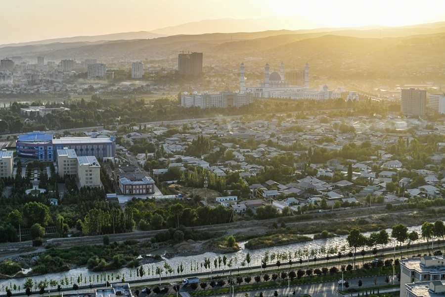 這是2024年6月26日拍攝的塔吉克斯坦首都杜尚別城市風(fēng)光。新華社記者 曹陽 攝