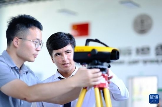 6月14日，在塔吉克斯坦首都杜尚別的魯班工坊，來自天津城市建設(shè)管理職業(yè)技術(shù)學(xué)院的老師（左）指導(dǎo)學(xué)生。新華社記者 鄭開君 攝