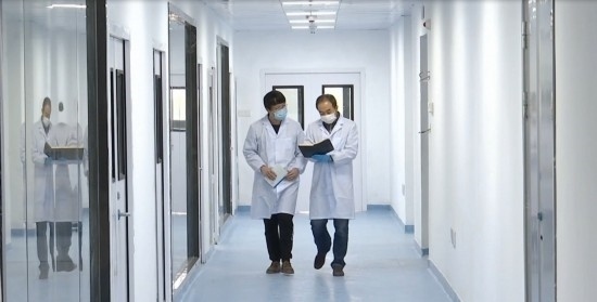 中國科學(xué)院贛江創(chuàng)新研究院科研人員在交流。（贛州市贛縣區(qū)融媒體中心供圖）