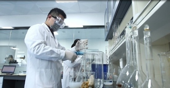 中國科學(xué)院贛江創(chuàng)新研究院科研人員在做實驗。