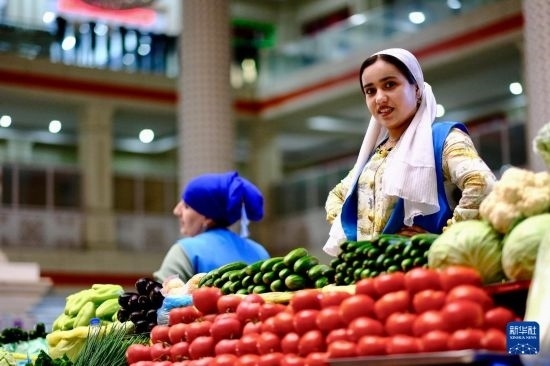 這是6月13日在塔吉克斯坦首都杜尚別大巴扎內拍攝的營業(yè)者。新華社記者 鄭開君 攝