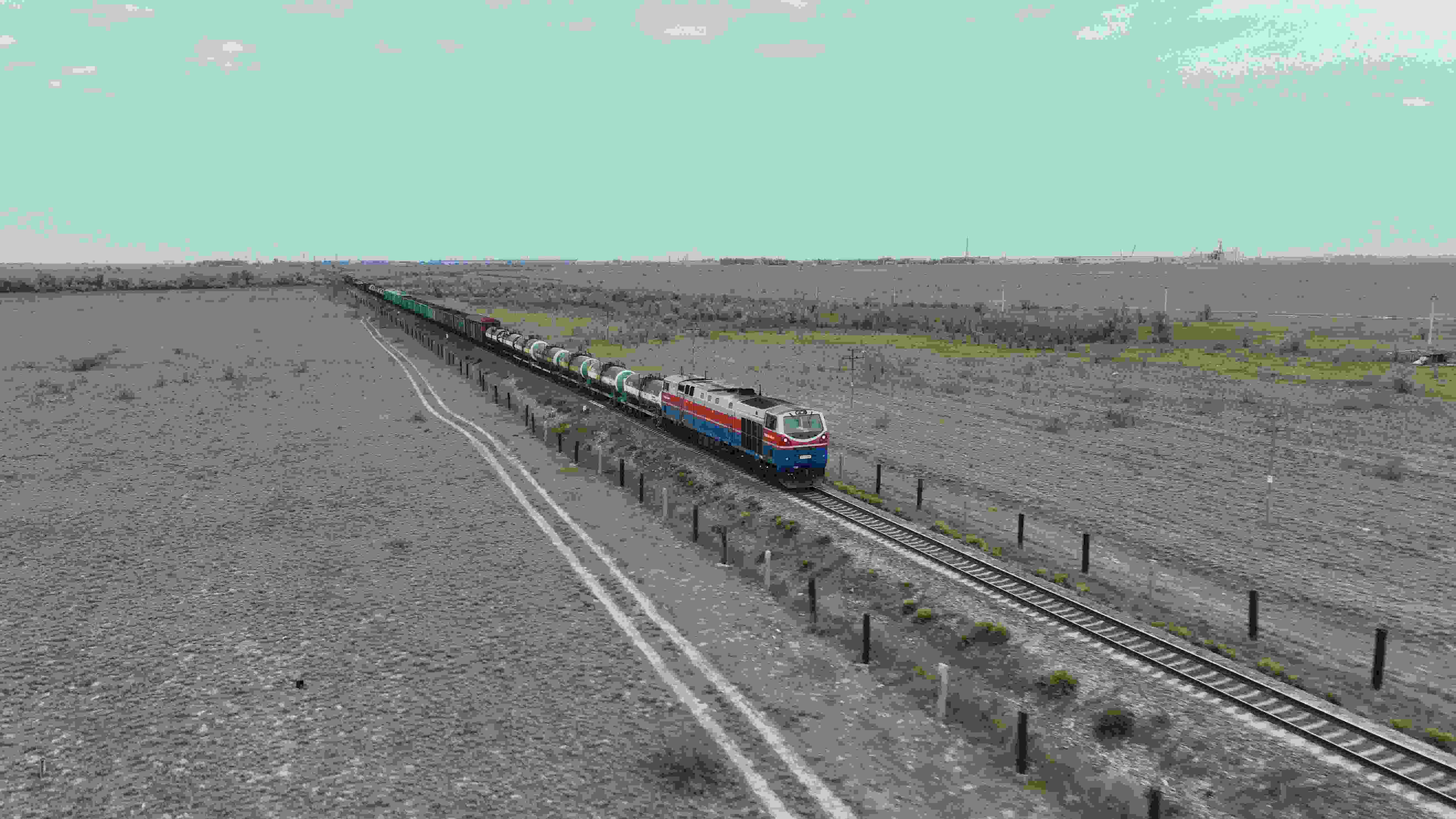 △ 2023年5月12日，在哈薩克斯坦阿拉木圖附近，貨運(yùn)列車(chē)馳騁于阿拉木圖與中國(guó)霍爾果斯間（無(wú)人機(jī)照片）。