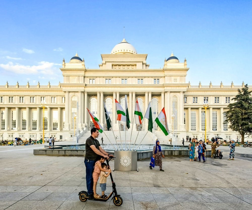 2024年7月1日，人們在塔吉克斯坦議會大樓前的廣場上休閑。