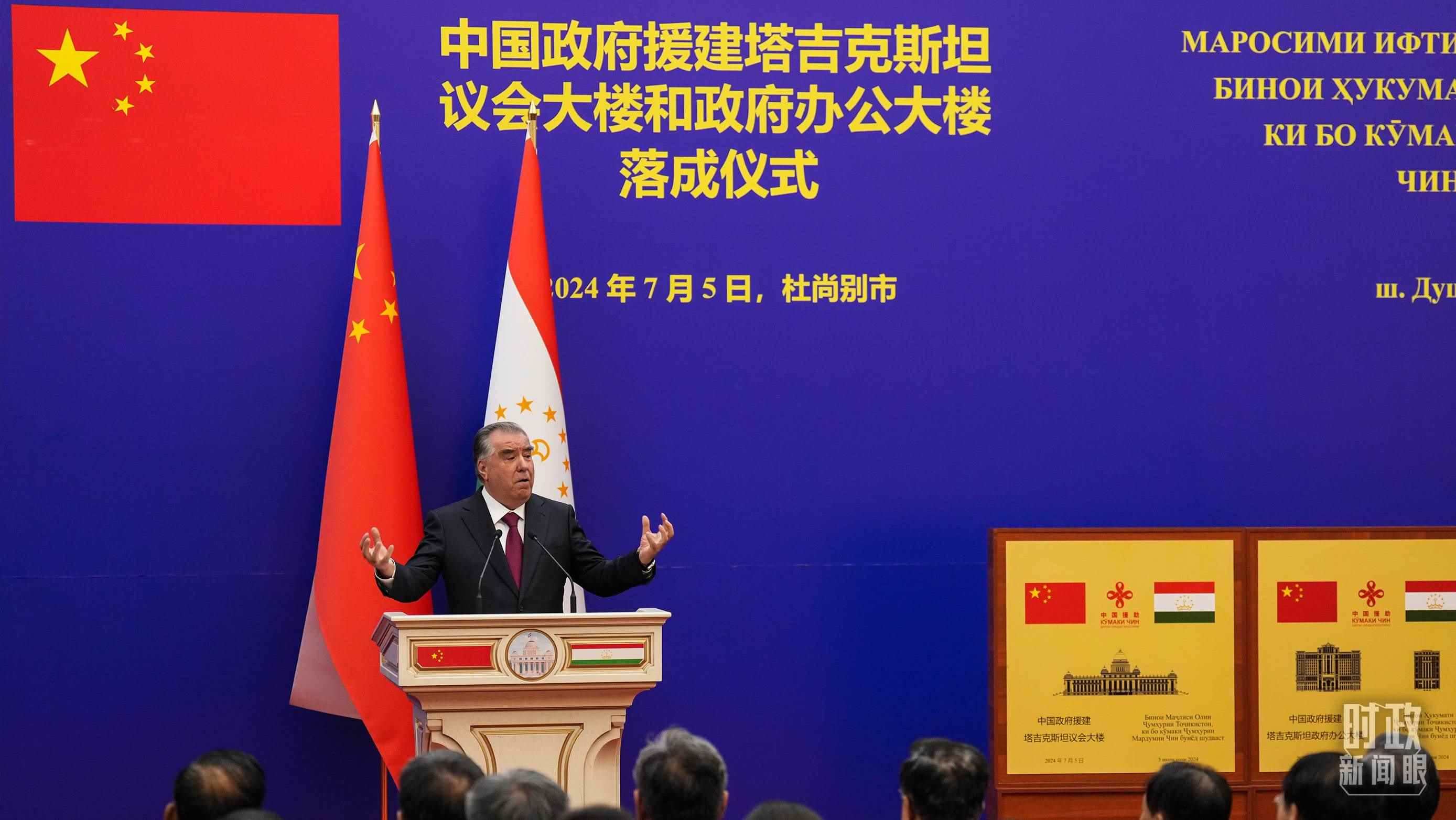 △拉赫蒙總統(tǒng)在落成儀式現(xiàn)場(chǎng)。（總臺(tái)記者李晉拍攝）