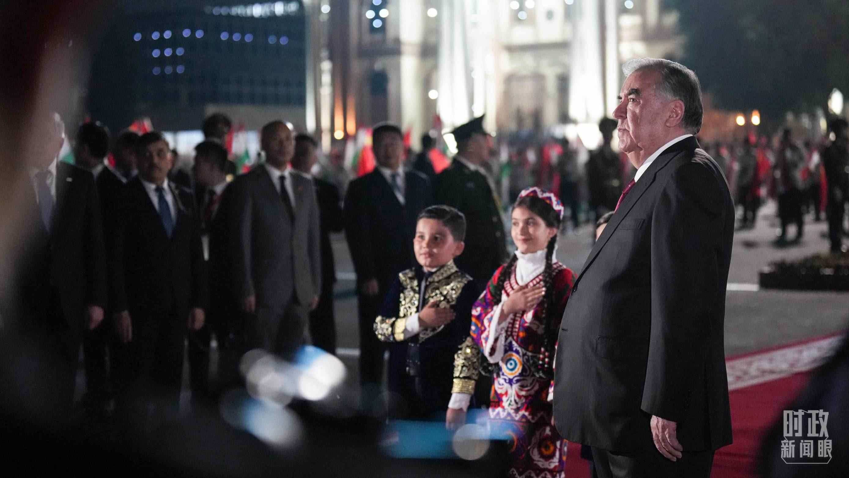 △拉赫蒙總統(tǒng)在機(jī)場(chǎng)迎接習(xí)主席。（總臺(tái)記者李晉拍攝）