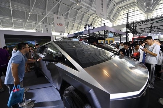 在天津舉行的2024世界智能產(chǎn)業(yè)博覽會(huì)上，觀眾在特斯拉展臺(tái)參觀（6月22日攝）。新華社記者 李然 攝