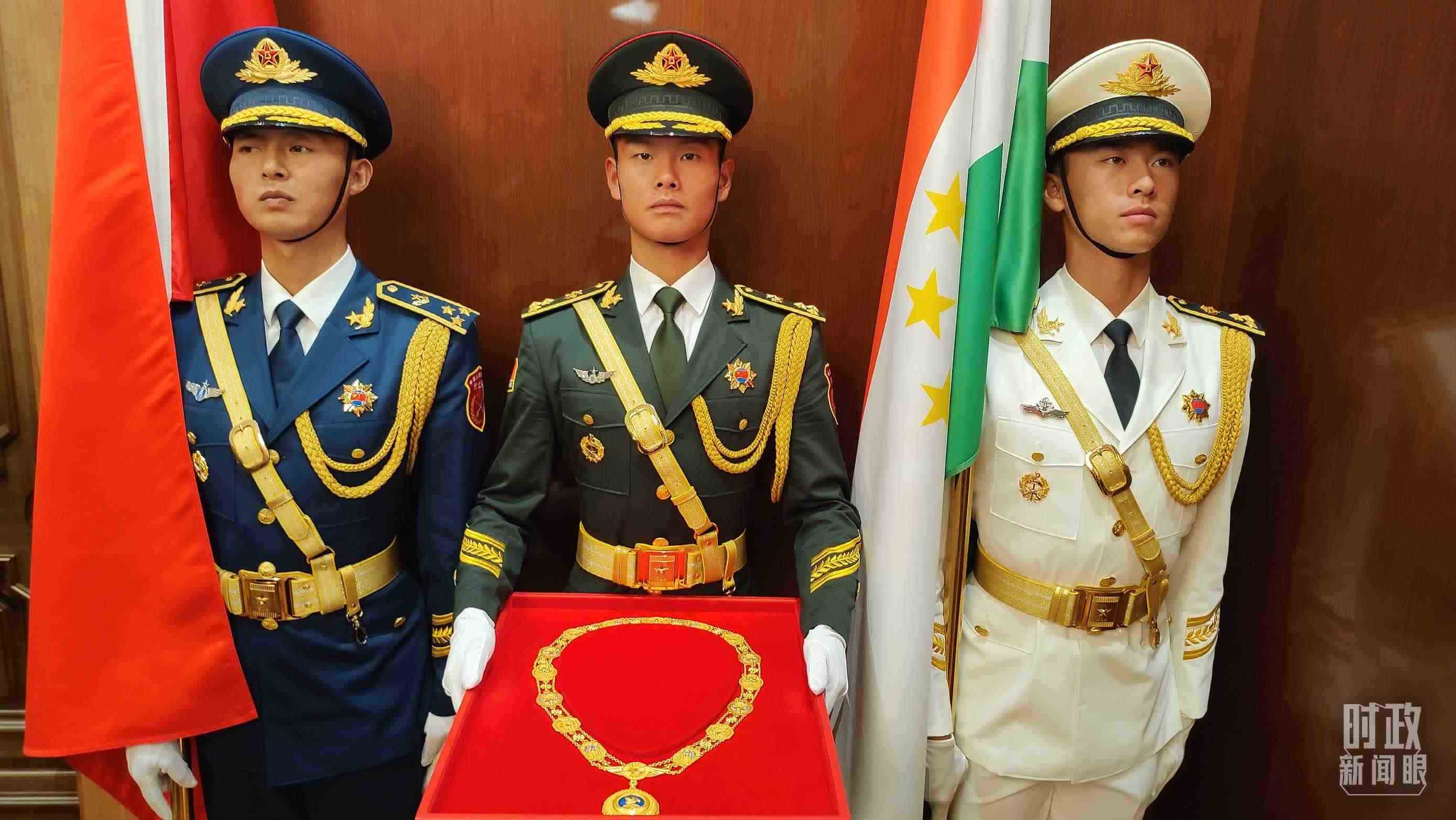 △中方儀仗兵護(hù)送“友誼勛章”入場(chǎng)。（總臺(tái)央視記者薛冠南拍攝）