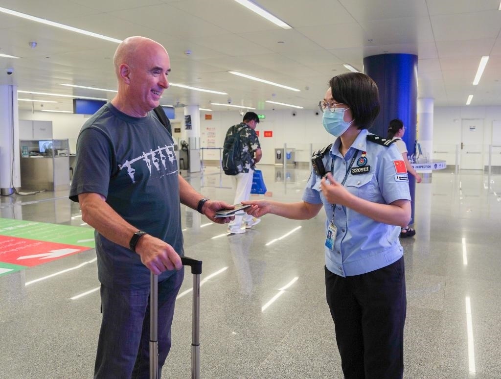  7月2日，南寧邊檢站移民管理警察引導(dǎo)外籍旅客有序通關(guān)。（南寧邊檢站供圖）