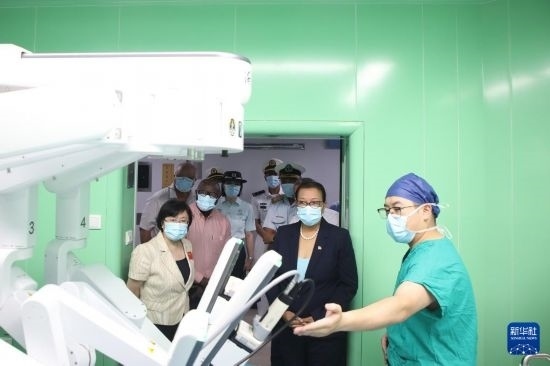 7月5日，塞舌爾衛(wèi)生部長(zhǎng)維多在中國(guó)海軍“和平方舟”號(hào)醫(yī)院船上參觀。新華社發(fā)（劉志磊 攝）