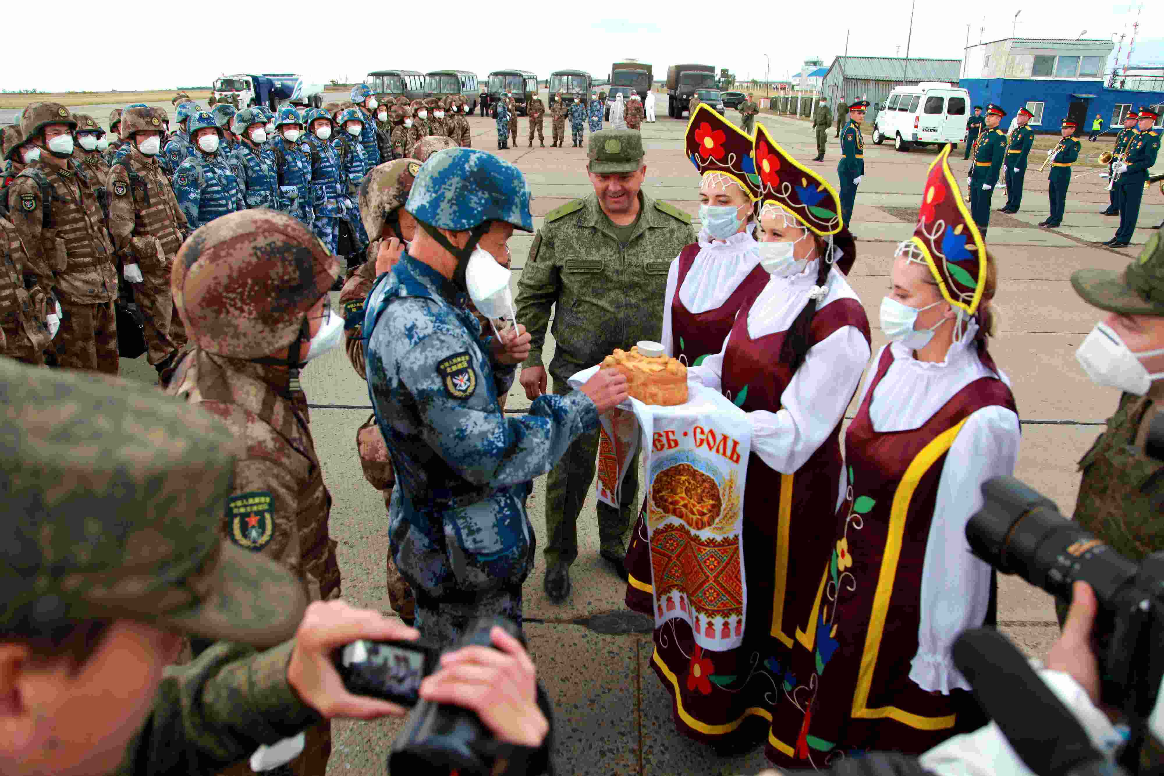 當地時間2021年9月10日，跨境參加“和平使命-2021”上海合作組織成員國聯(lián)合反恐軍演的中方部隊導演部抵達俄羅斯奧倫堡“東古茲”靶場演習地域。圖為俄方人員為中方人員舉行歡迎儀式。