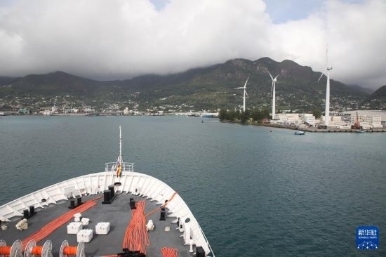 7月5日，中國(guó)海軍“和平方舟”號(hào)醫(yī)院船抵達(dá)塞舌爾維多利亞新港碼頭。新華社發(fā)（劉志磊 攝）