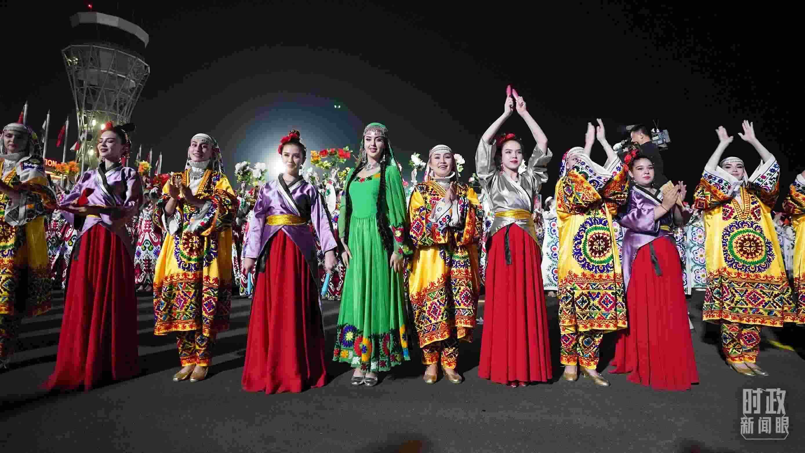 △迎賓儀式上身著民族盛裝的塔吉克斯坦青年。（總臺(tái)記者李晉拍攝）