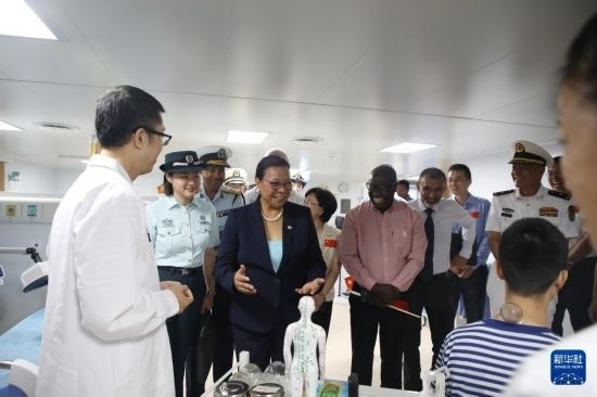 7月5日，塞舌爾衛(wèi)生部長(zhǎng)維多在中國(guó)海軍“和平方舟”號(hào)醫(yī)院船上參觀中醫(yī)診室。新華社發(fā)（劉志磊 攝）