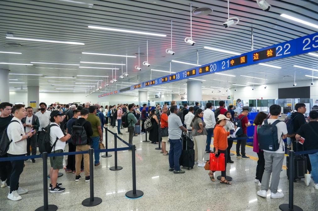7月4日，白云邊檢站旅客通關(guān)現(xiàn)場。（白云邊檢站供圖）