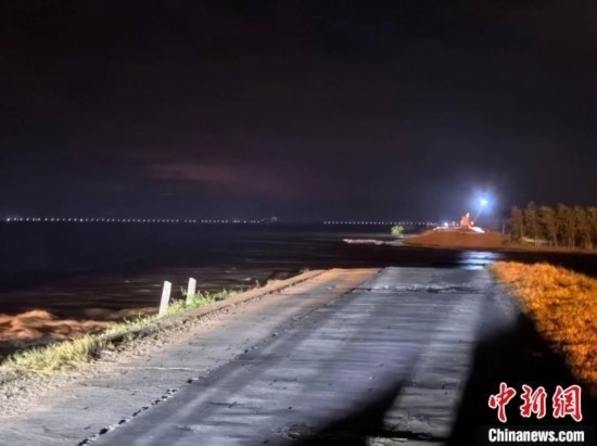  7月6日凌晨，湖南岳陽(yáng)華容縣團(tuán)洲垸洞庭湖一線堤防決口現(xiàn)場(chǎng)。中新社記者 白祖偕 攝