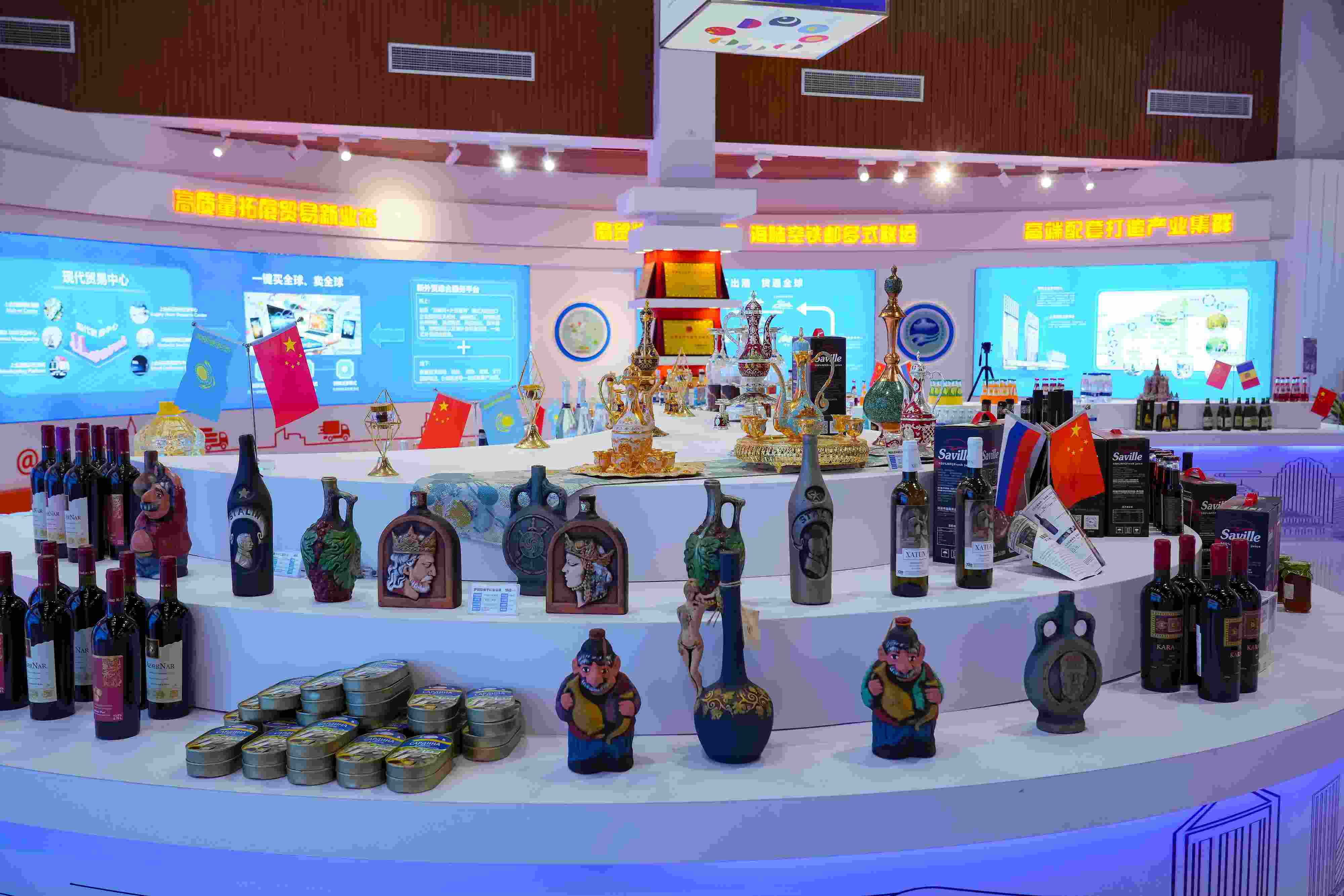 2022年10月19日，青島，上合示范區(qū)展出的上合組織國家特色商品。