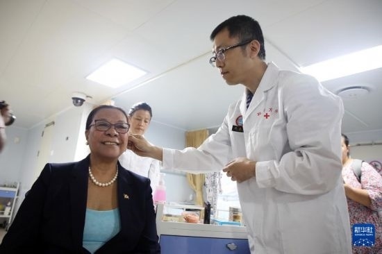 7月5日，塞舌爾衛(wèi)生部長(zhǎng)維多在中國(guó)海軍“和平方舟”號(hào)醫(yī)院船上體驗(yàn)中醫(yī)。新華社發(fā)（劉志磊 攝）