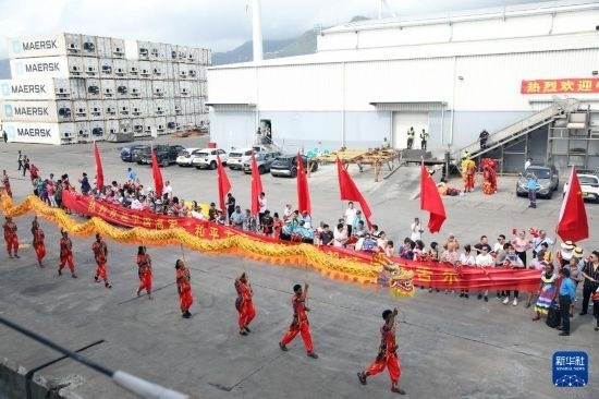 這是7月5日在塞舌爾維多利亞新港碼頭拍攝的歡迎儀式。新華社發(fā)（劉志磊 攝）