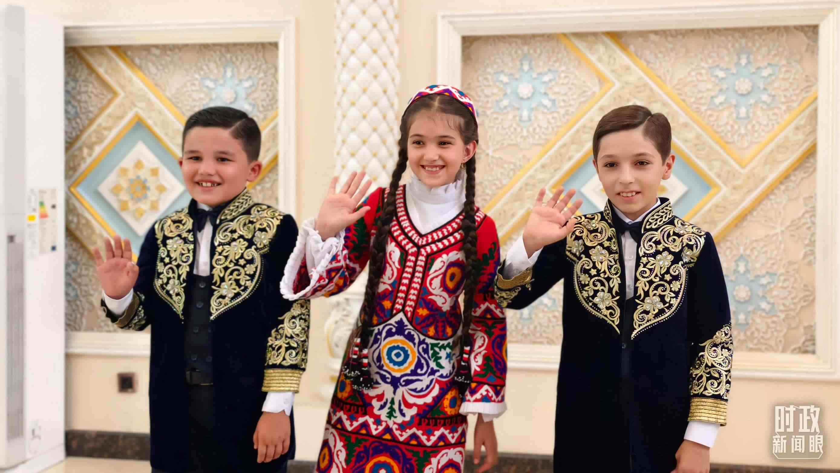 △在機(jī)場(chǎng)迎接習(xí)主席的塔吉克斯坦少年。（總臺(tái)央視記者韓銳拍攝）