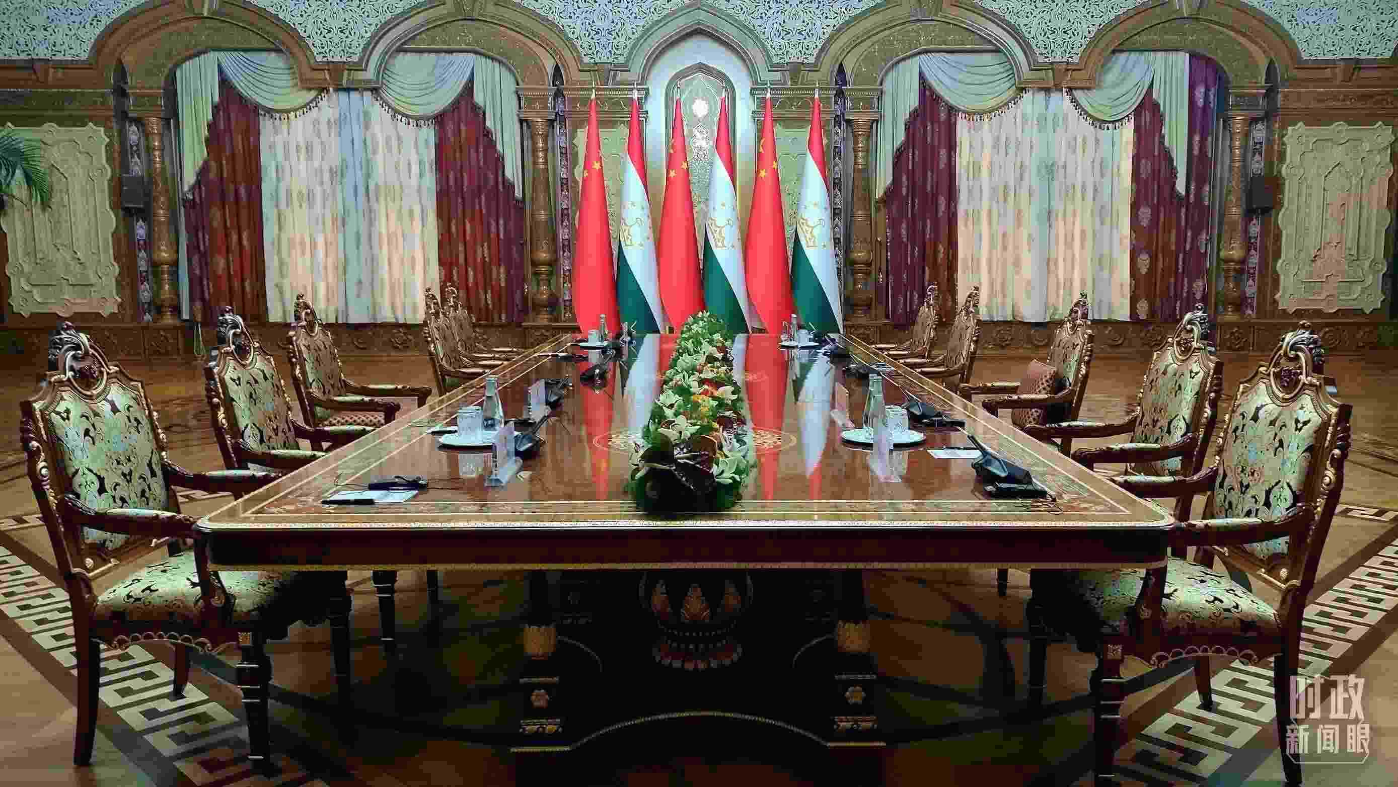 △中塔元首小范圍會(huì)談開(kāi)始前。（總臺(tái)央視記者薛冠南拍攝）