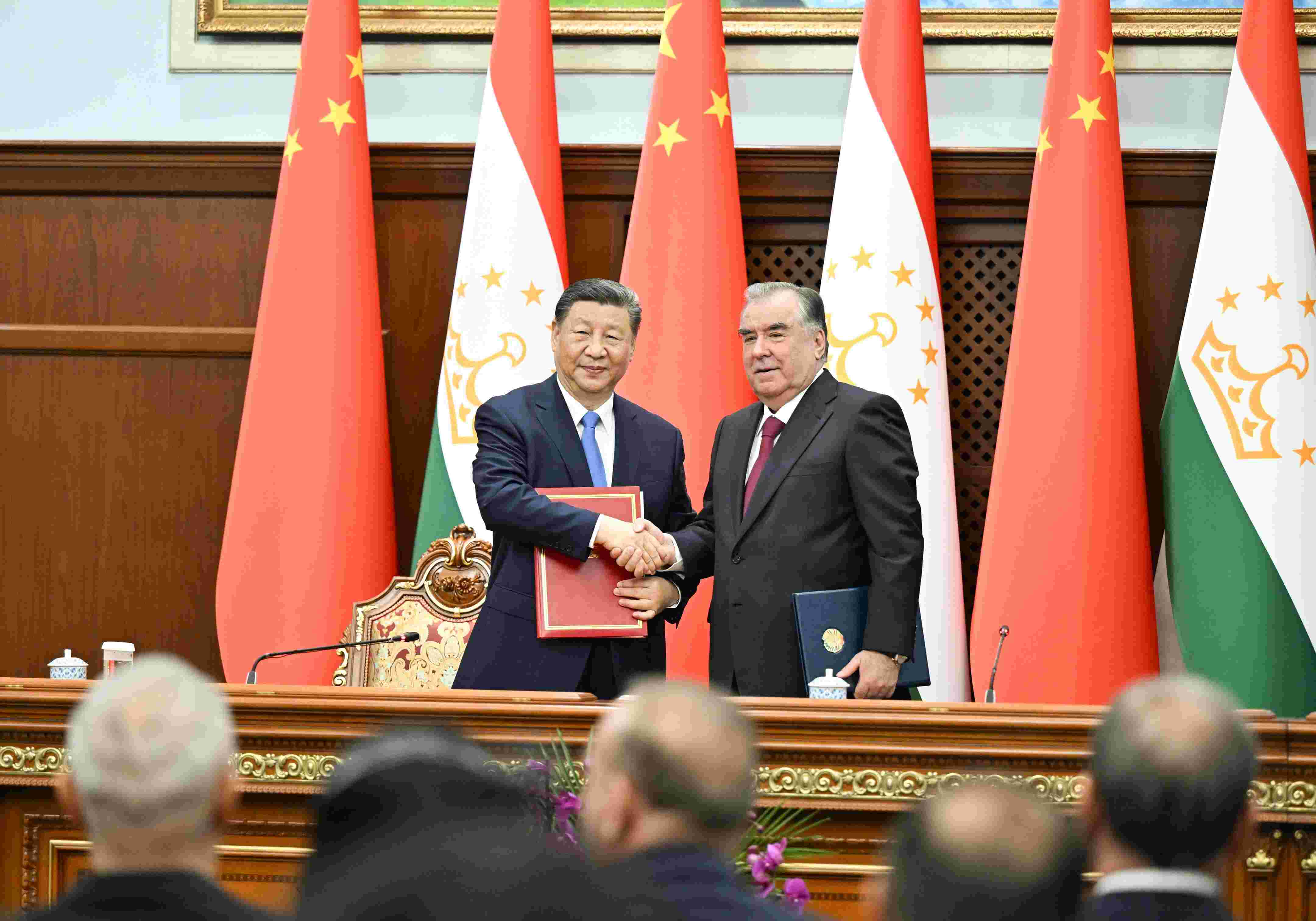 當(dāng)?shù)貢r間2024年7月5日下午，習(xí)近平主席同塔吉克斯坦總統(tǒng)拉赫蒙在杜尚別總統(tǒng)府舉行會談。會談后，兩國元首共同簽署《中華人民共和國和塔吉克斯坦共和國關(guān)于發(fā)展新時代全面戰(zhàn)略合作伙伴關(guān)系的聯(lián)合聲明》。