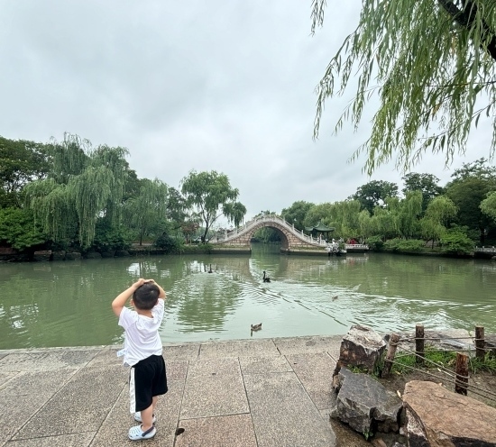 一位小朋友在二十四橋旁拍照。人民網(wǎng)記者 金慧慧攝