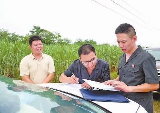 圖③：清塘后，執(zhí)行干警與某農(nóng)場負(fù)責(zé)人確認(rèn)魚塘交付情況。