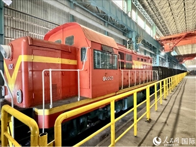 運輸通鋼產(chǎn)品的火車。人民網(wǎng) 謝瑩攝