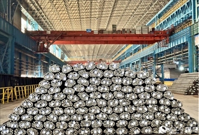 廠房內(nèi)待運輸?shù)耐ㄤ摦a(chǎn)品。人民網(wǎng) 謝瑩攝