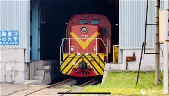 通鋼產(chǎn)品通過鐵路運輸出場。人民網(wǎng) 謝瑩攝