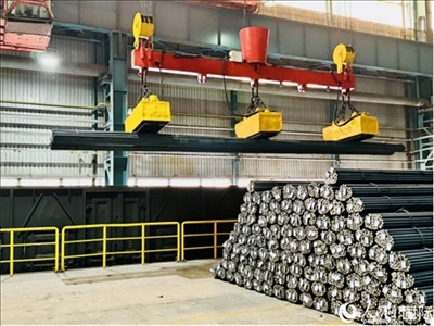 通鋼產(chǎn)品正在裝車。人民網(wǎng) 謝瑩攝